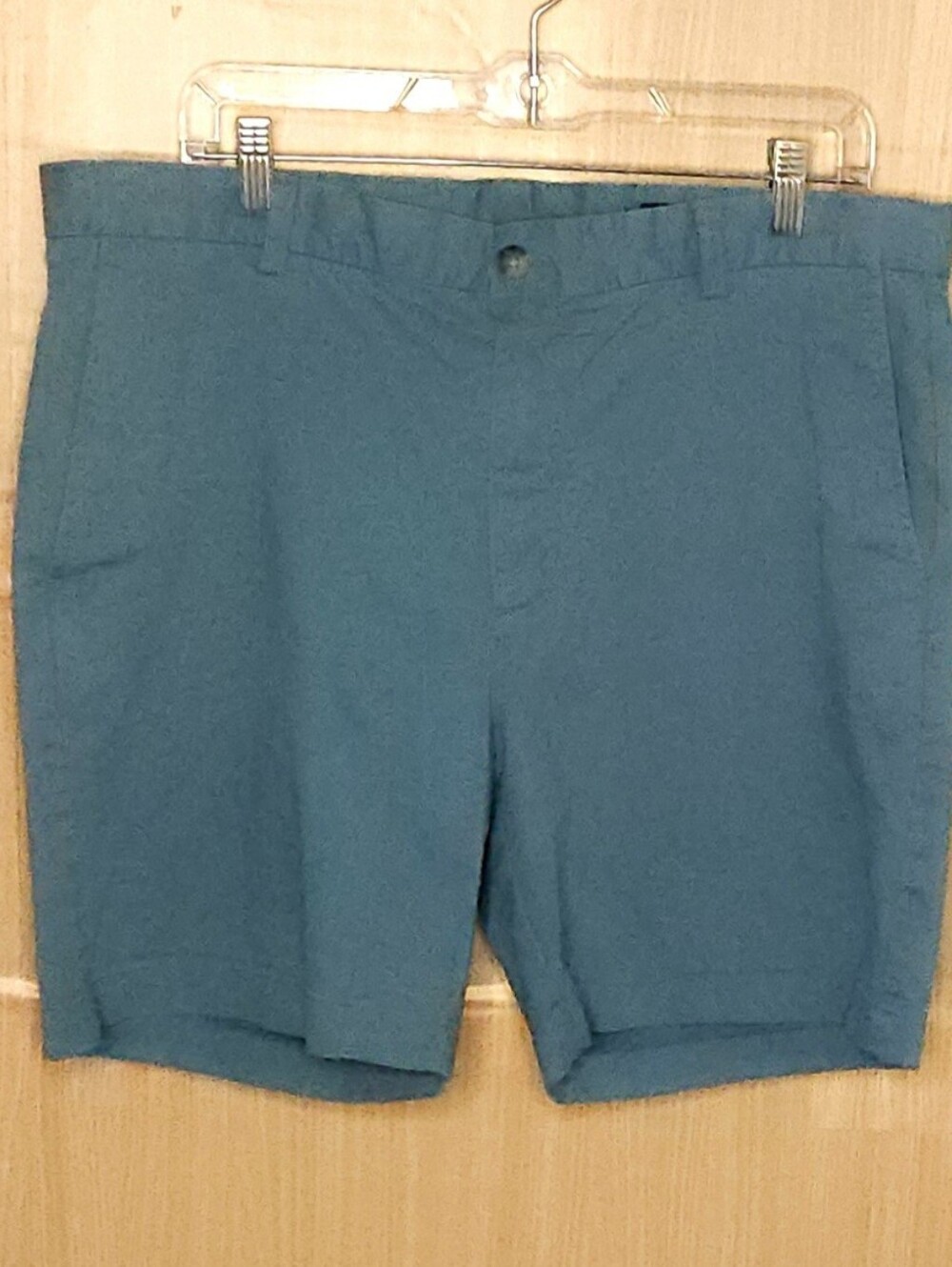 Vineyard Vines men's green chino shorts 36